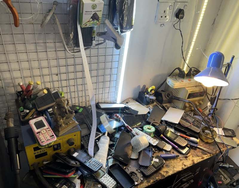 Circuits of Semiconductors and Affiliation: a Shallow Dive into the Small-Scale Mobile Phone Repair Sector